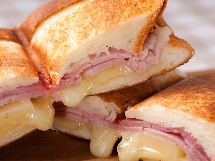 モルタデッラとエメンタールチーズのホットサンド
