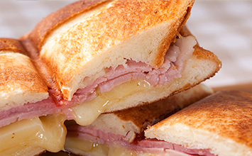 モルタデッラとエメンタールチーズのホットサンド